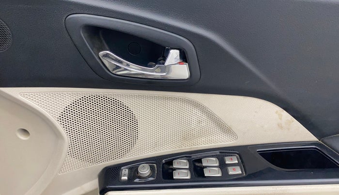 2020 Mahindra XUV300 W8 (O) 1.2 PETROL, Petrol, Manual, 96,681 km, Driver Side Door Panels Control