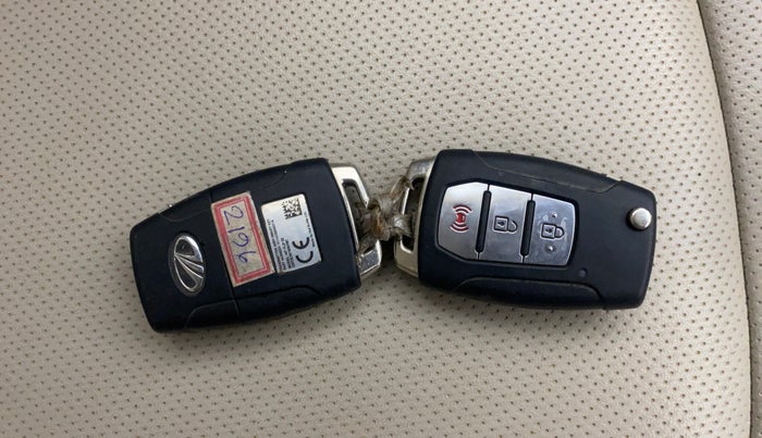 2020 Mahindra XUV300 W8 (O) 1.2 PETROL, Petrol, Manual, 96,681 km, Key Close Up