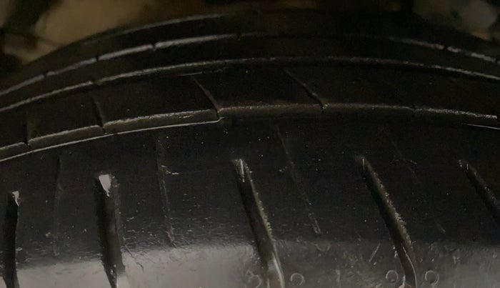 2020 Mahindra XUV300 W8 (O) 1.2 PETROL, Petrol, Manual, 96,681 km, Left Front Tyre Tread