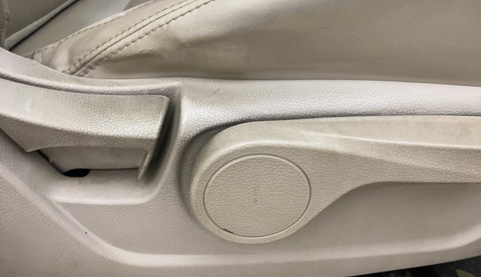 2020 Mahindra XUV300 W8 (O) 1.2 PETROL, Petrol, Manual, 96,681 km, Driver Side Adjustment Panel