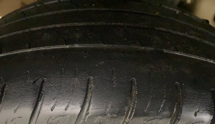 2020 Mahindra XUV300 W8 (O) 1.2 PETROL, Petrol, Manual, 96,681 km, Right Rear Tyre Tread