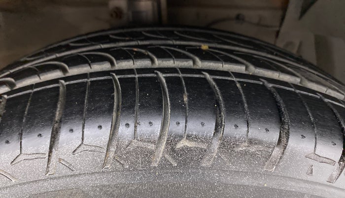 2017 Maruti Ciaz ALPHA DIESEL 1.3, Diesel, Manual, 79,751 km, Right Front Tyre Tread