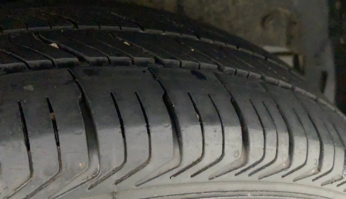 2012 Maruti Swift LXI, Petrol, Manual, 92,122 km, Right Rear Tyre Tread
