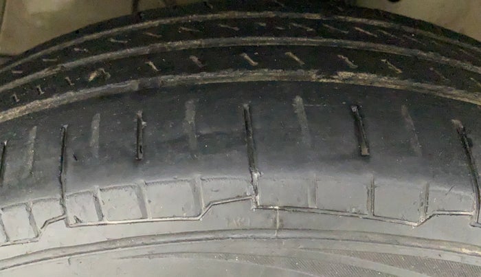 2012 Maruti Swift LXI, Petrol, Manual, 92,122 km, Left Front Tyre Tread