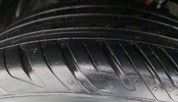 2016 Maruti Ciaz ZDI+ SHVS, Diesel, Manual, 1,68,380 km, Left Front Tyre Tread