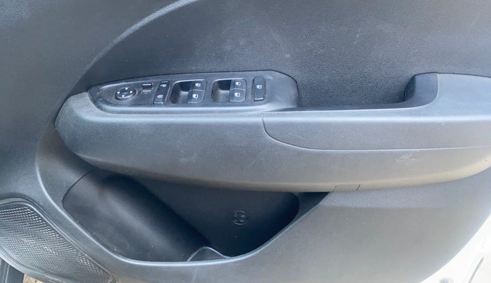 2020 Hyundai VENUE S 1.2, Petrol, Manual, 29,129 km, Driver Side Door Panels Control