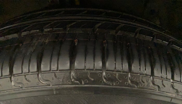 2014 Maruti Ertiga VXI CNG, CNG, Manual, 93,458 km, Right Front Tyre Tread
