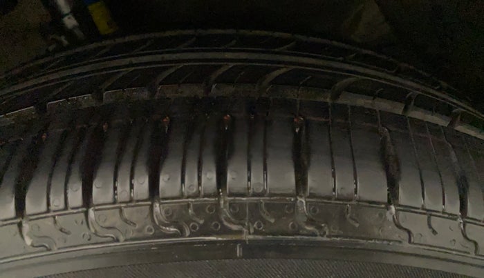 2014 Maruti Ertiga VXI CNG, CNG, Manual, 93,458 km, Left Front Tyre Tread