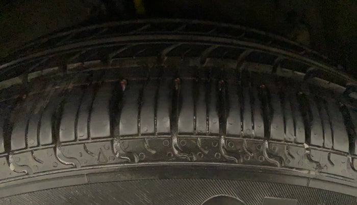 2014 Maruti Ertiga VXI CNG, CNG, Manual, 93,458 km, Left Rear Tyre Tread