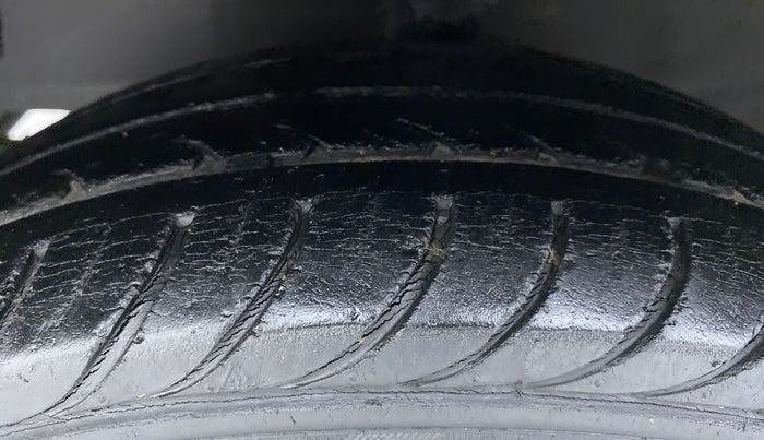 2015 Hyundai Eon MAGNA PLUS, Petrol, Manual, 40,766 km, Left Front Tyre Tread