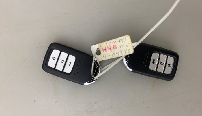 2022 Honda City 1.5L I-VTEC V MT 5TH GEN, Petrol, Manual, 30,464 km, Key Close Up