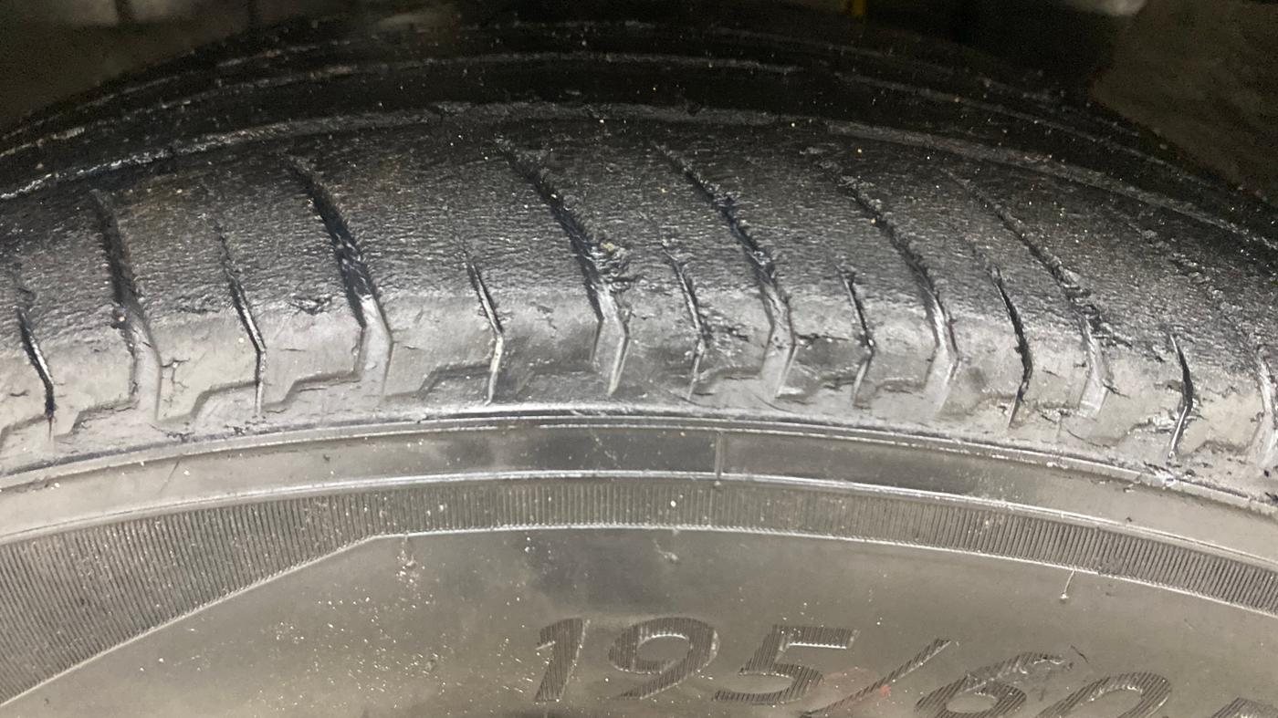 2021 Nissan MAGNITE XE, Petrol, Manual, 16,028 km, Left Front Tyre Tread