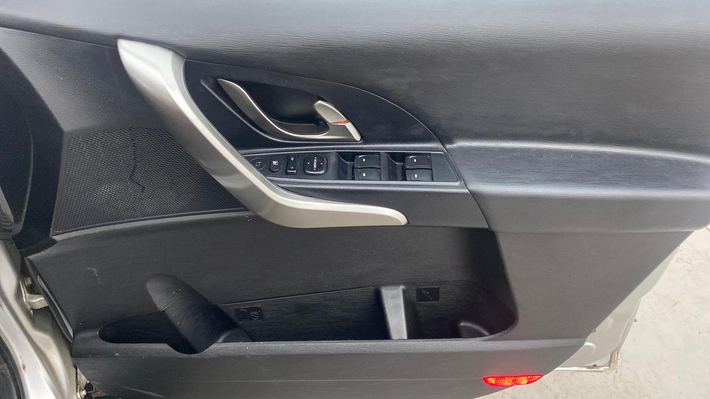 2018 Mahindra XUV500 W9 AT, Diesel, Automatic, 73,529 km, Driver Side Door Panels Control