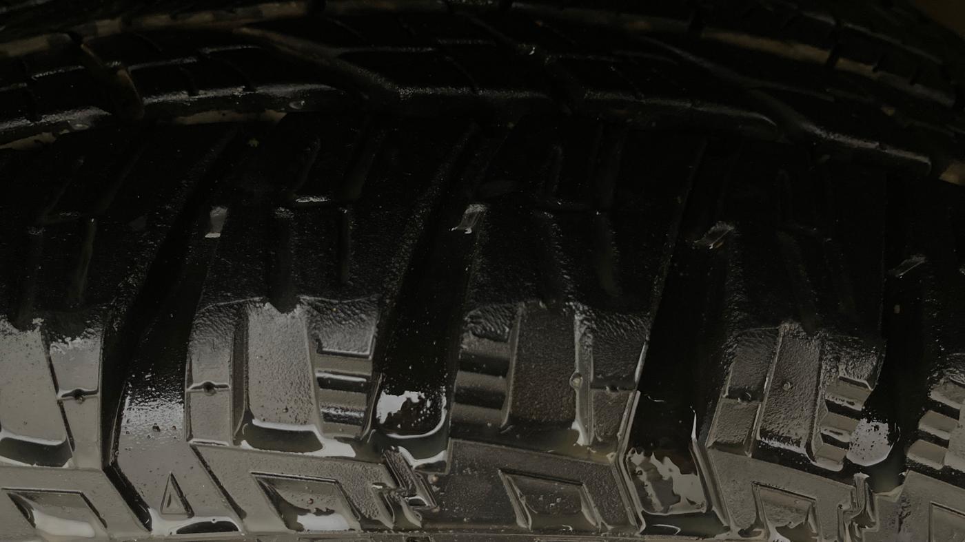 2018 Mahindra XUV500 W9 AT, Diesel, Automatic, 73,529 km, Right Front Tyre Tread
