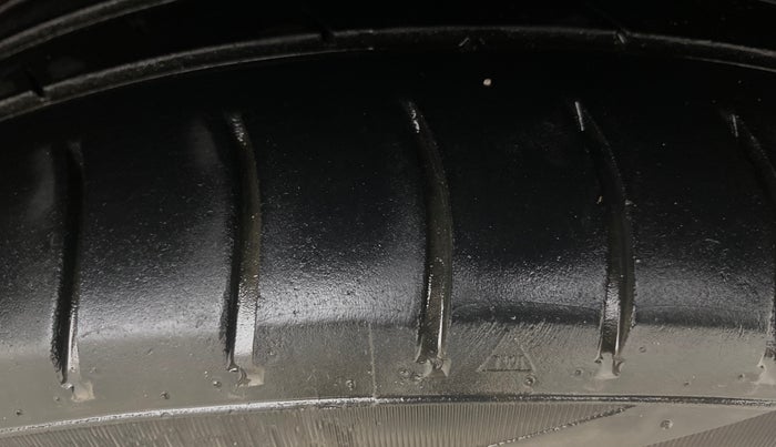 2014 Hyundai Grand i10 ASTA 1.1 CRDI, Diesel, Manual, 1,11,939 km, Left Rear Tyre Tread