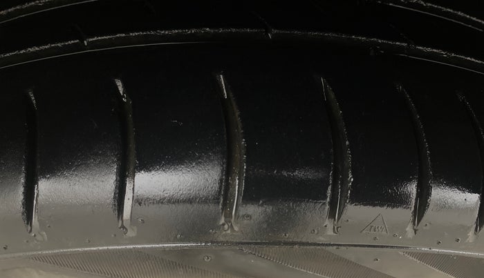 2014 Hyundai Grand i10 ASTA 1.1 CRDI, Diesel, Manual, 1,11,939 km, Left Front Tyre Tread