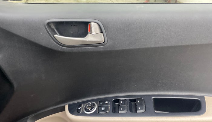 2014 Hyundai Grand i10 ASTA 1.1 CRDI, Diesel, Manual, 1,11,939 km, Driver Side Door Panels Control