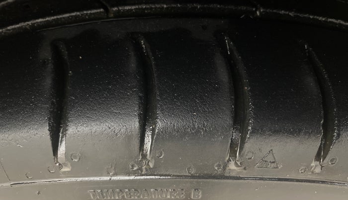 2014 Hyundai Grand i10 ASTA 1.1 CRDI, Diesel, Manual, 1,11,939 km, Right Front Tyre Tread