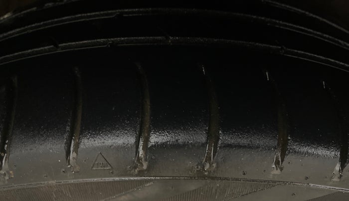 2014 Hyundai Grand i10 ASTA 1.1 CRDI, Diesel, Manual, 1,11,939 km, Right Rear Tyre Tread