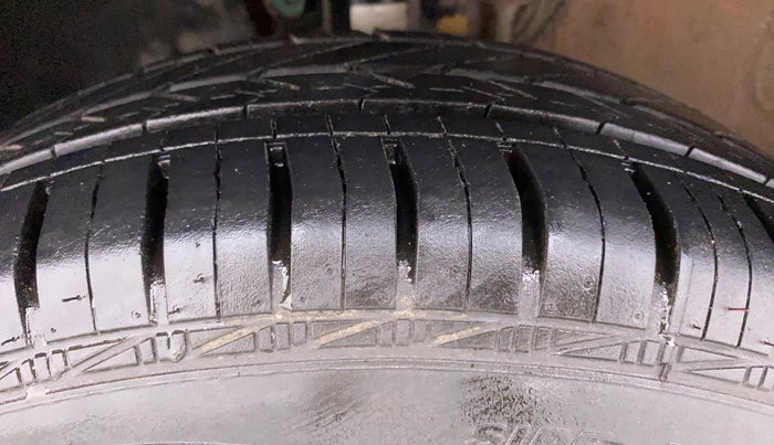 2017 Volkswagen Polo COMFORTLINE 1.2L, Petrol, Manual, 54,101 km, Left Front Tyre Tread