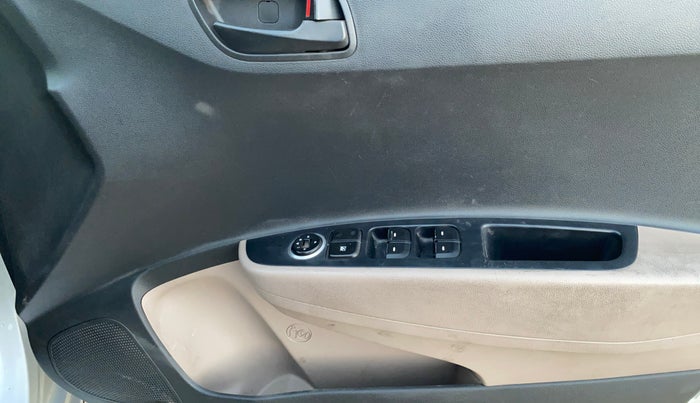 2016 Hyundai Grand i10 MAGNA AT 1.2 KAPPA VTVT, CNG, Automatic, 81,411 km, Driver Side Door Panels Control