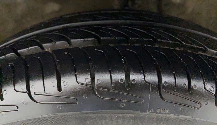 2017 Maruti Alto 800 LXI, Petrol, Manual, 43,009 km, Left Front Tyre Tread