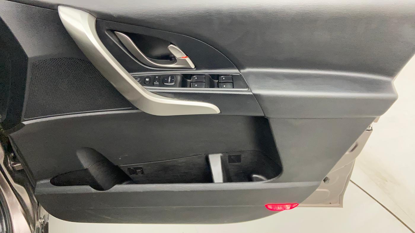 2018 Mahindra XUV500 W9, Diesel, Manual, 47,970 km, Driver Side Door Panels Control