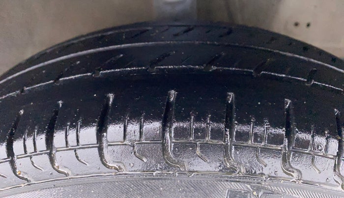 2015 Hyundai Eon D LITE PLUS, Petrol, Manual, 29,520 km, Right Front Tyre Tread