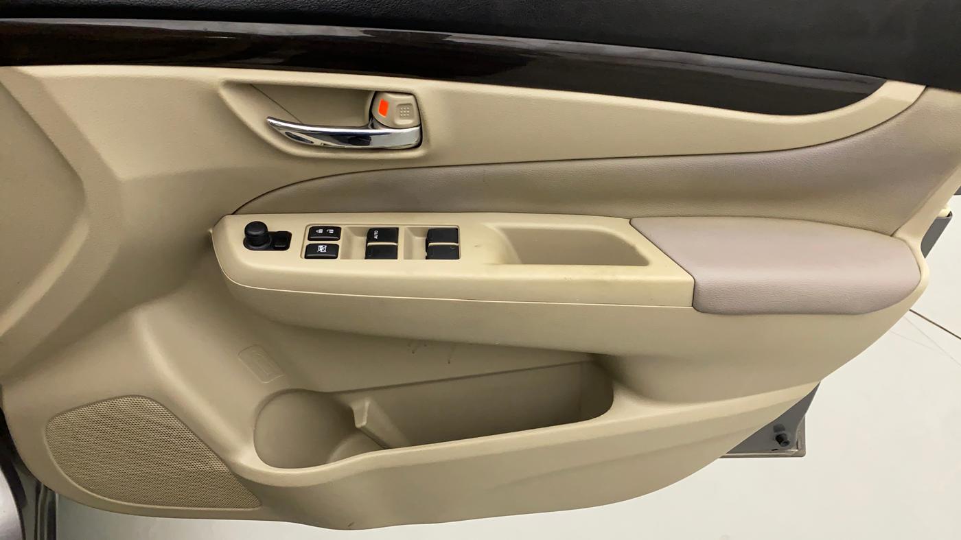 2016 Maruti Ciaz ZXI AT, Petrol, Automatic, 1,01,990 km, Driver Side Door Panels Control
