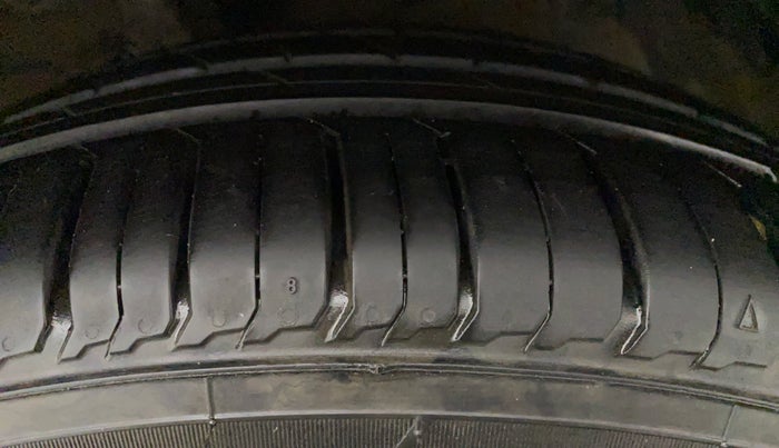 2016 Maruti Ciaz ZXI AT, Petrol, Automatic, 1,01,990 km, Left Front Tyre Tread