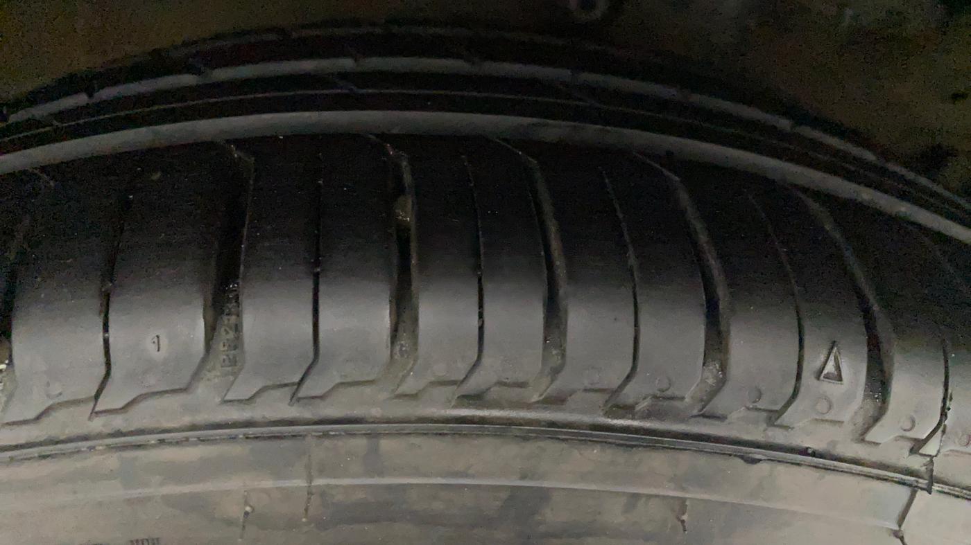 2016 Maruti Ciaz ZXI AT, Petrol, Automatic, 1,01,990 km, Right Rear Tyre Tread