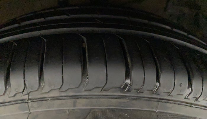 2016 Maruti Ciaz ZXI AT, Petrol, Automatic, 1,01,990 km, Right Front Tyre Tread