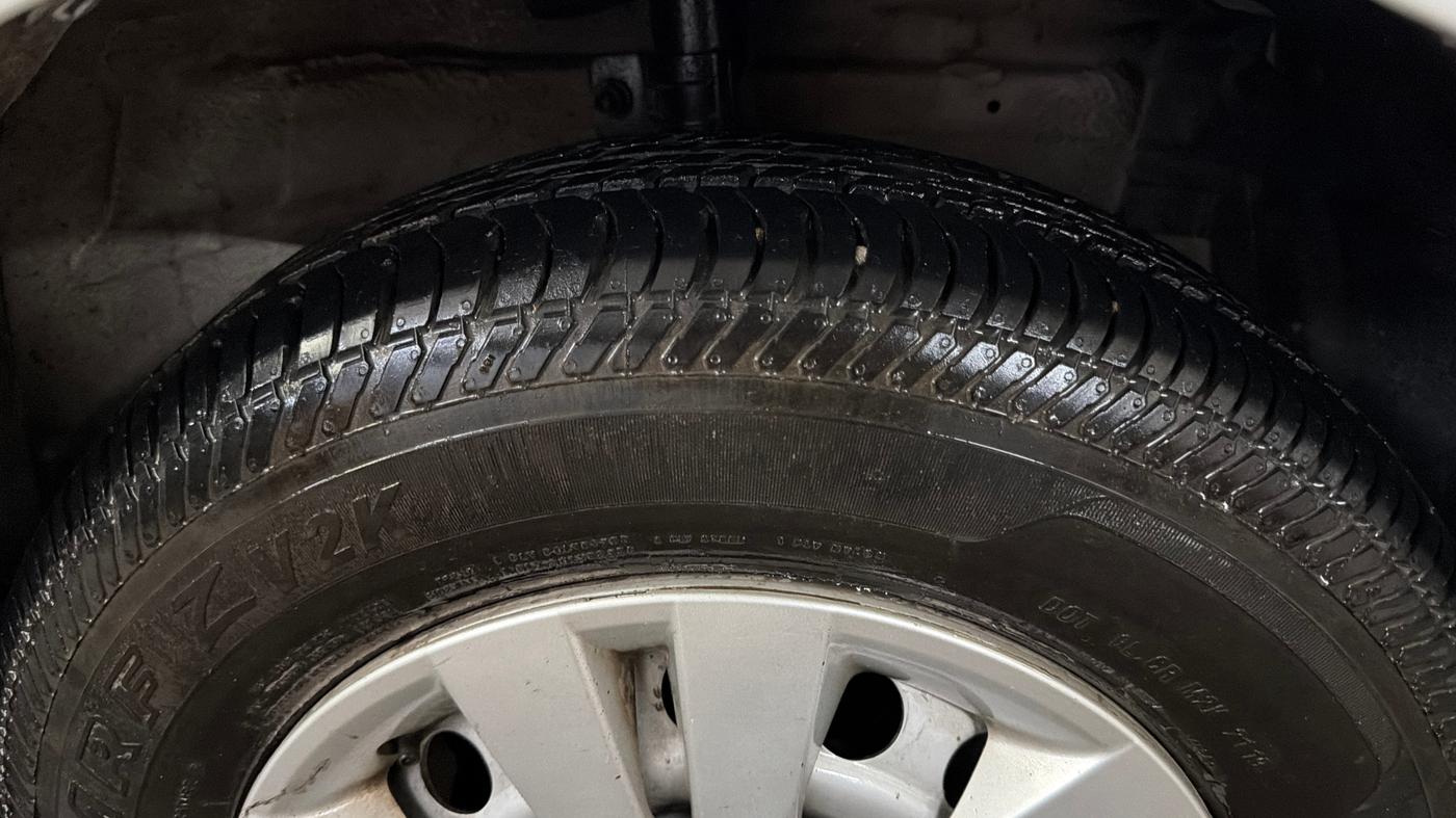 2017 Maruti Swift LXI (O), Petrol, Manual, 31,576 km, Right Front Tyre Tread