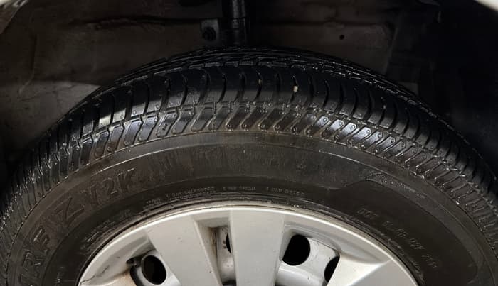 2017 Maruti Swift LXI (O), Petrol, Manual, 31,576 km, Right Front Tyre Tread