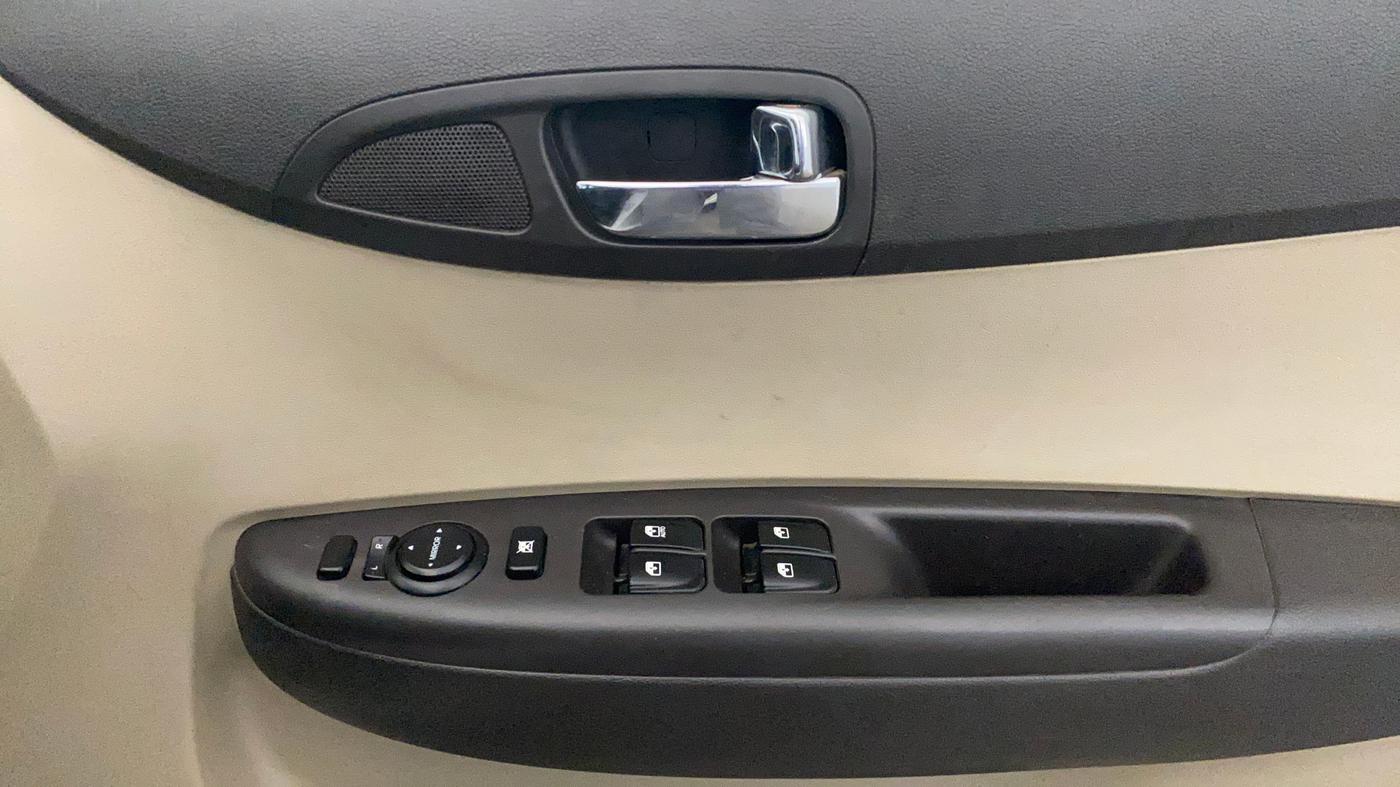 2013 Hyundai i20 SPORTZ 1.2, Petrol, Manual, 1,17,626 km, Driver Side Door Panels Control