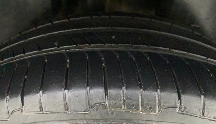 2017 Volkswagen Vento HIGHLINE PETROL AT, Petrol, Automatic, 89,137 km, Right Rear Tyre Tread