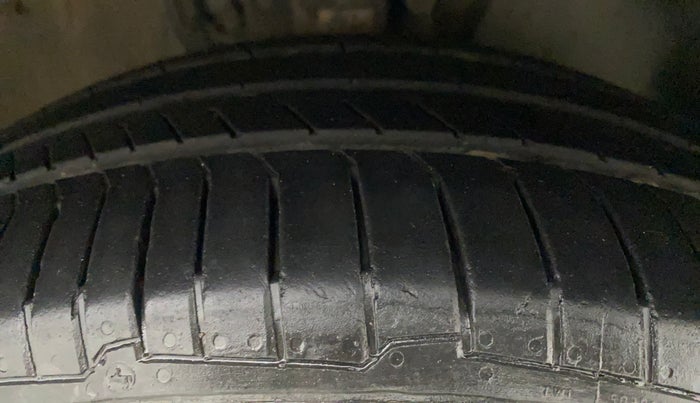 2017 Volkswagen Vento HIGHLINE PETROL AT, Petrol, Automatic, 89,137 km, Right Front Tyre Tread