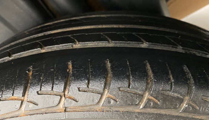 2018 Maruti Ciaz ZETA 1.5 SHVS MT PETROL, Petrol, Manual, 45,621 km, Left Rear Tyre Tread