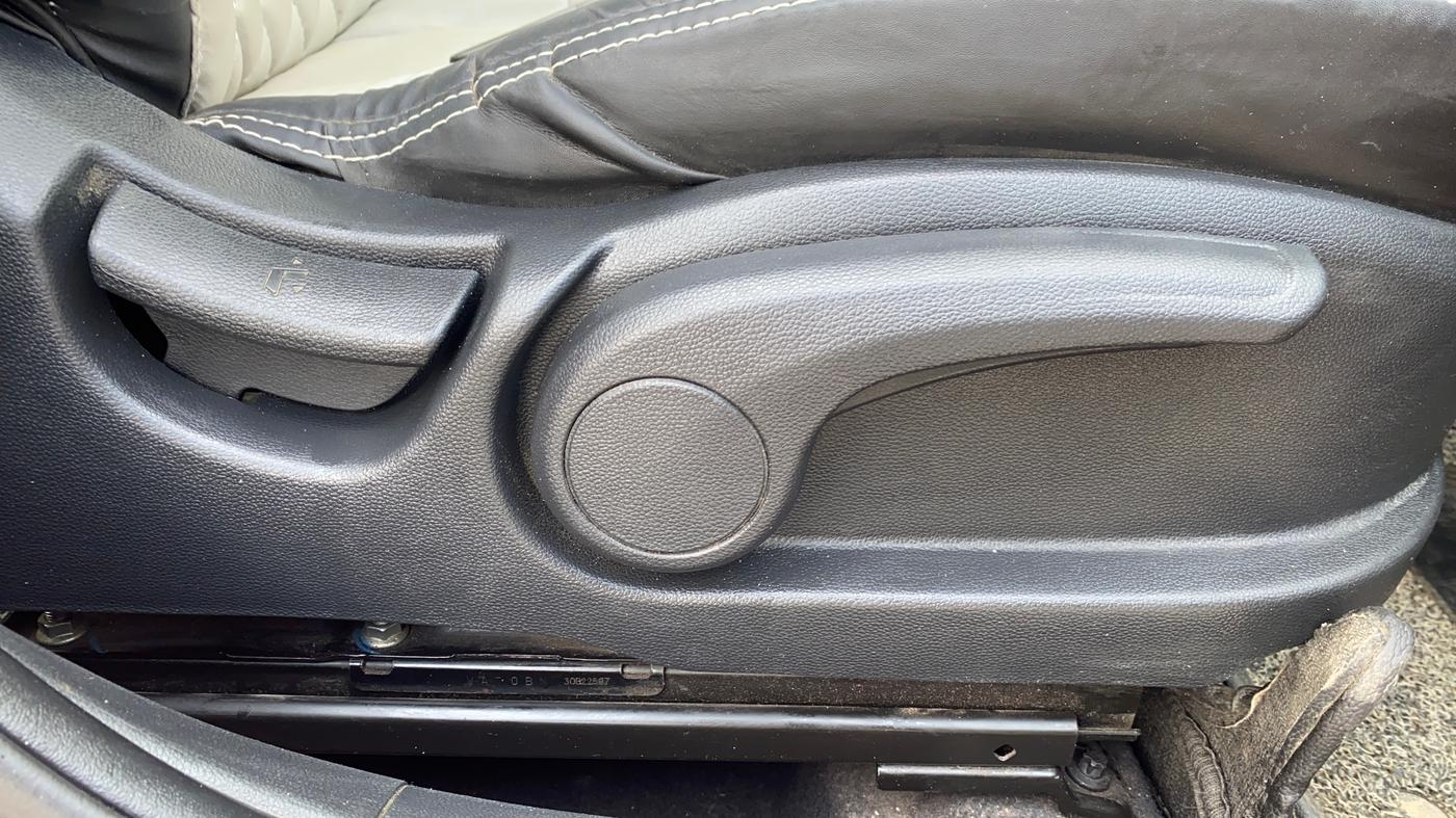 2019 Hyundai Elite i20 ASTA 1.2 (O), Petrol, Manual, 48,369 km, Driver Side Adjustment Panel