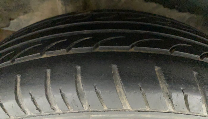 2010 Honda City 1.5L I-VTEC V MT, Petrol, Manual, 1,22,379 km, Right Rear Tyre Tread