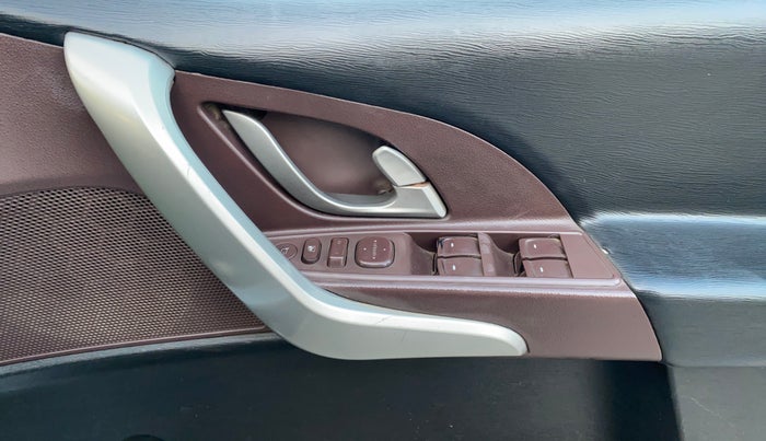 2013 Mahindra XUV500 W8, Diesel, Manual, 85,056 km, Driver Side Door Panels Control