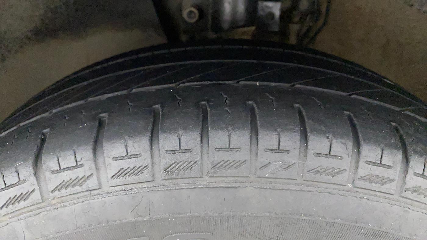 2020 Volkswagen Polo TRENDLINE 1.0L, Petrol, Manual, 43,712 km, Left Front Tyre Tread