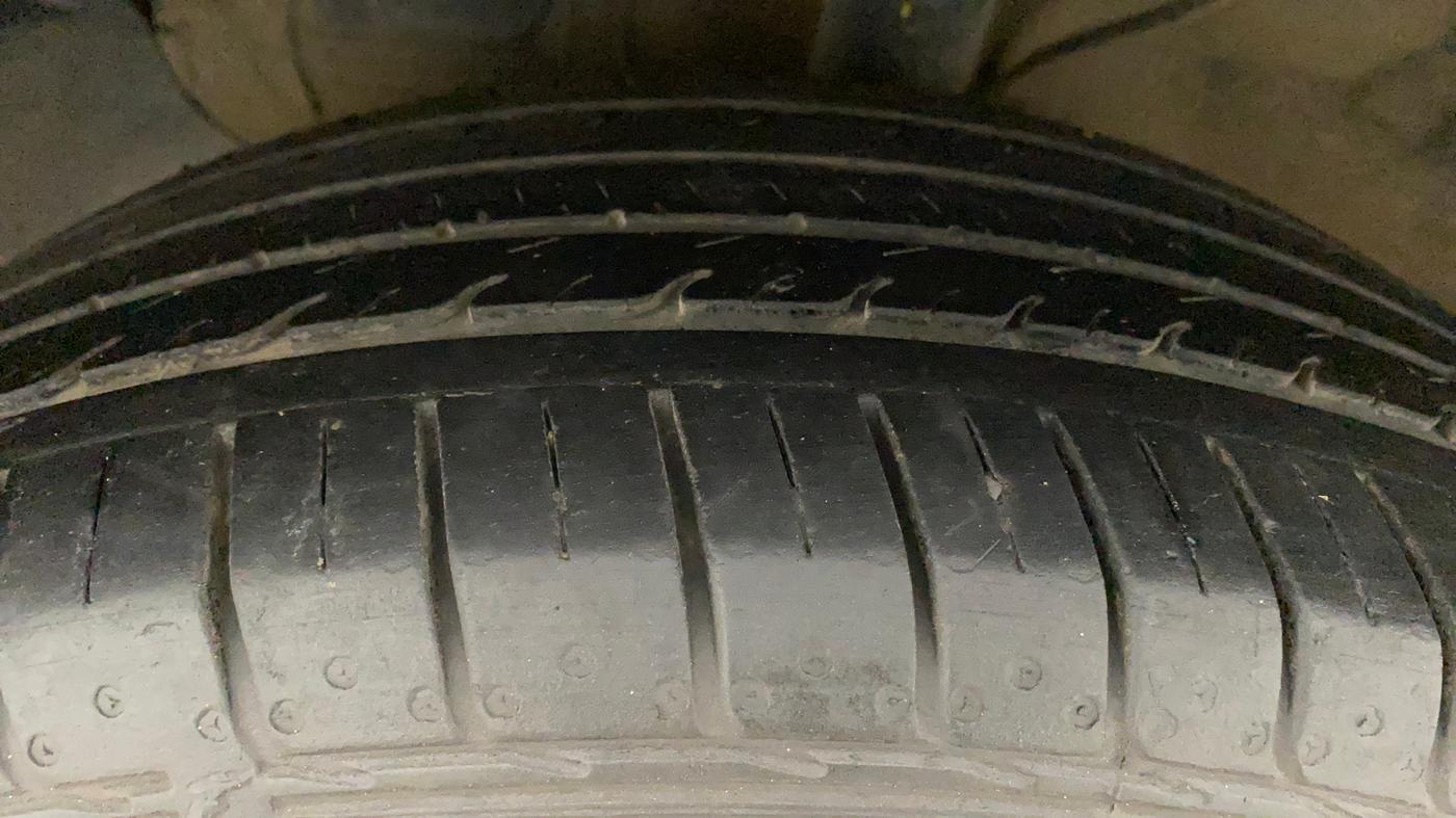 2015 Hyundai Creta SX PLUS 1.6 PETROL, Petrol, Manual, 1,03,882 km, Left Front Tyre Tread