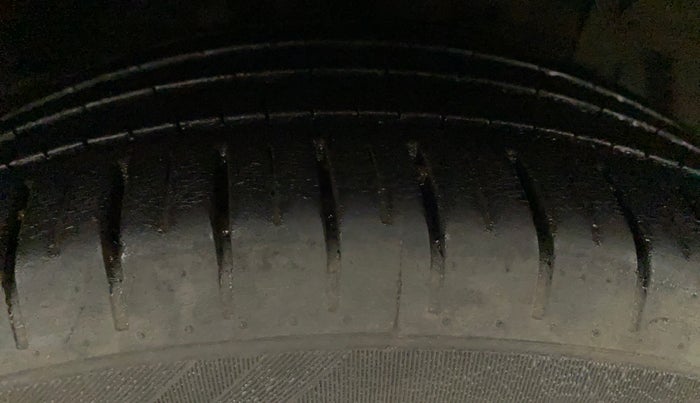 2020 Maruti Ciaz ALPHA  AT 1.5 SHVS PETROL, Petrol, Automatic, 31,214 km, Right Front Tyre Tread