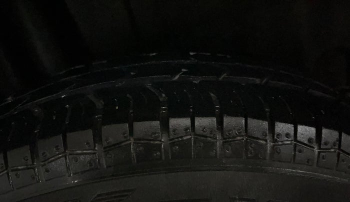 2016 Maruti Swift VXI, Petrol, Manual, 43,003 km, Right Rear Tyre Tread