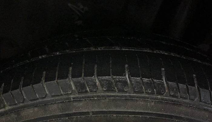 2016 Maruti Swift VXI, Petrol, Manual, 43,003 km, Left Rear Tyre Tread