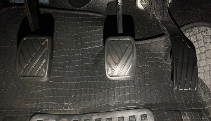 2016 Maruti Swift VXI, Petrol, Manual, 43,003 km, Pedals