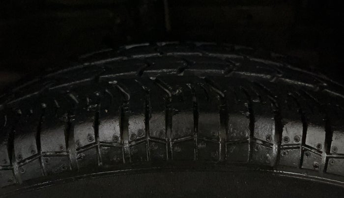 2016 Maruti Swift VXI, Petrol, Manual, 43,003 km, Right Front Tyre Tread