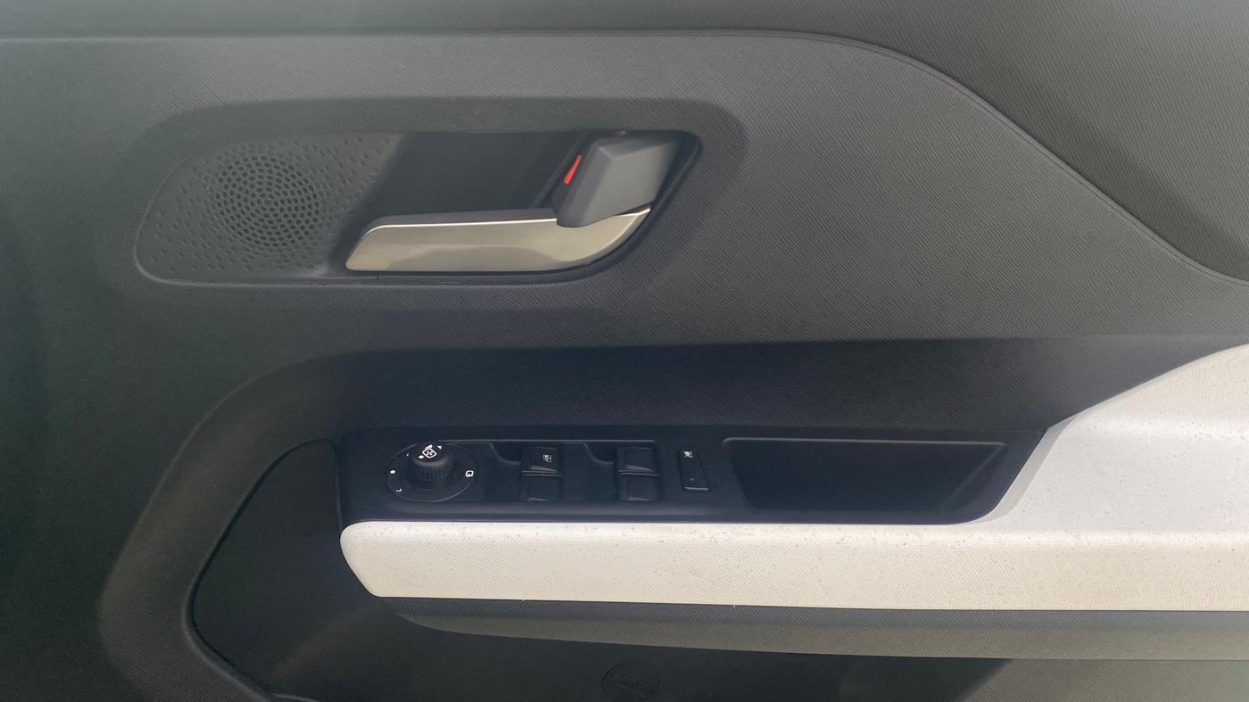 2026 Tata PUNCH Accomplished AMT, Petrol, Automatic, 2,926 km, Driver Side Door Panels Control