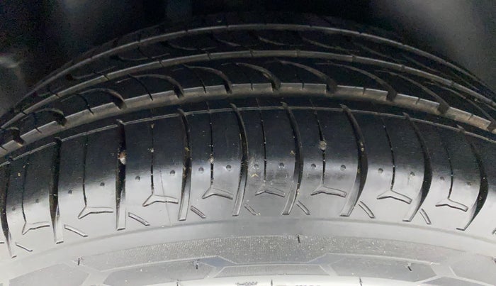 2014 Volkswagen Polo HIGHLINE DIESEL, Diesel, Manual, 1,38,599 km, Right Rear Tyre Tread